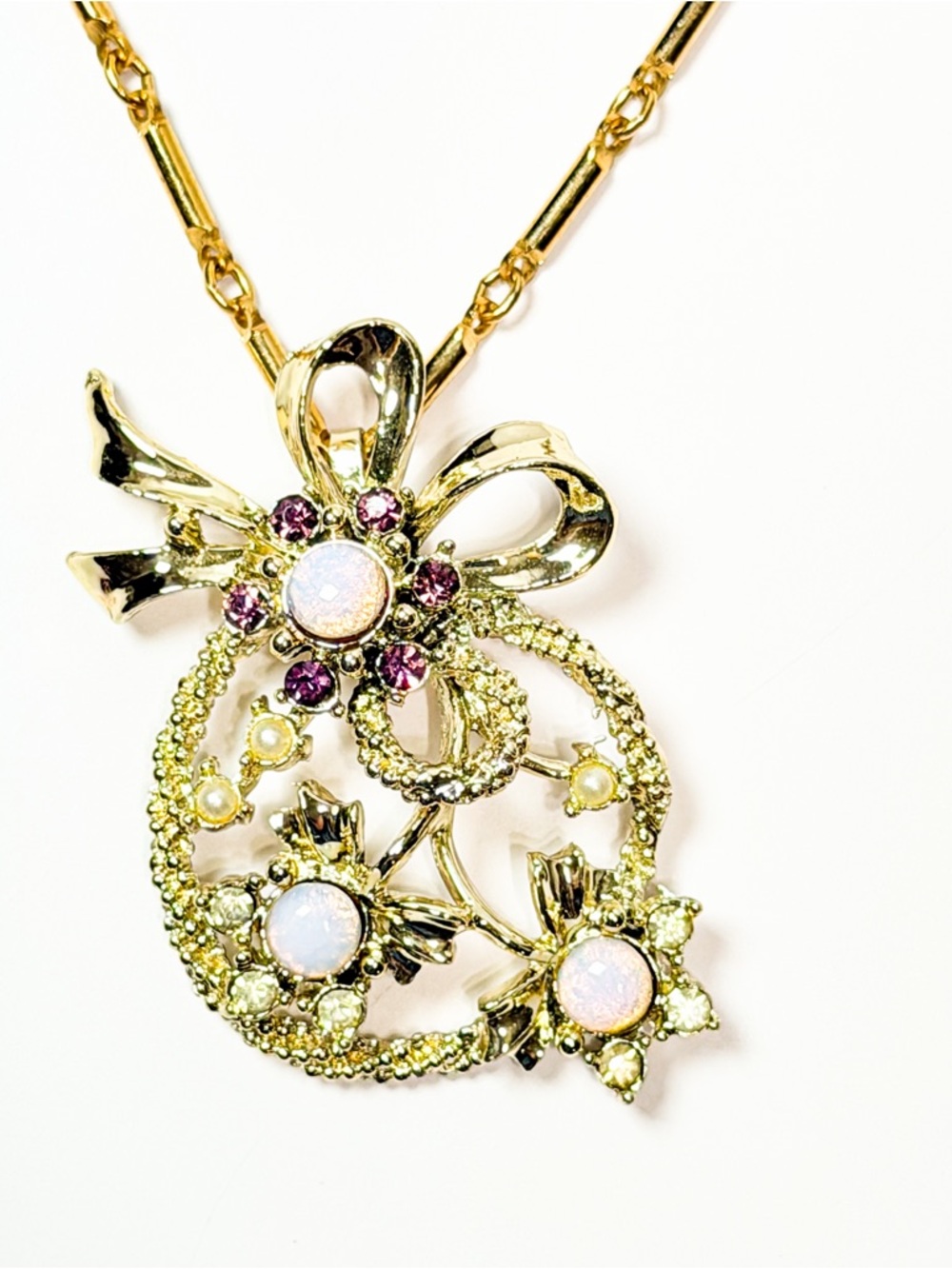 Vintage 1960s Opal Glass Wreath Pendant Necklace Gold Tone Floral 16”